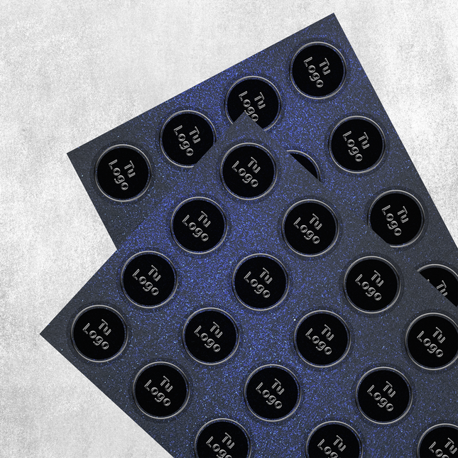 Etiqueta personalizada de papel azul metalizado con barniz sectorizado (7600657957073)